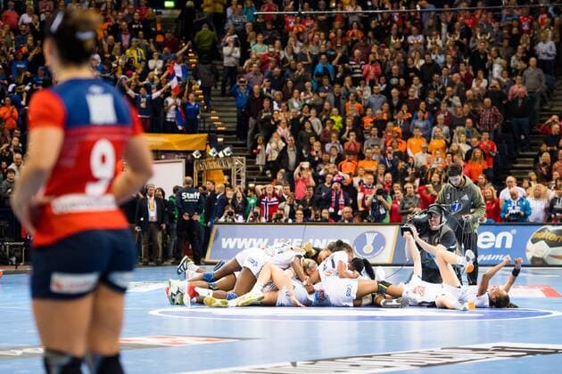 Handball, WM, Damen, Finale, Norwegen - Frankreich 171217 Norges Nora M¿rk deppar samtidigt som Frankrikes spelare jublar efter finalen mellan Frankrike och Norge under handbolls-VM den 17 december 2017 i Hamburg. Copyright: CARLxSANDIN BB171217CS169