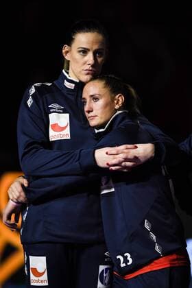 Handball, WM, Damen, Norwegen verliert Finale 171217 Norges Emelie Hegh Arntzen och Camilla Herrem deppar efter finalen mellan Frankrike och Norge under handbolls-VM den 17 december 2017 i Hamburg. Copyright: CARLxSANDIN BB171217CS176