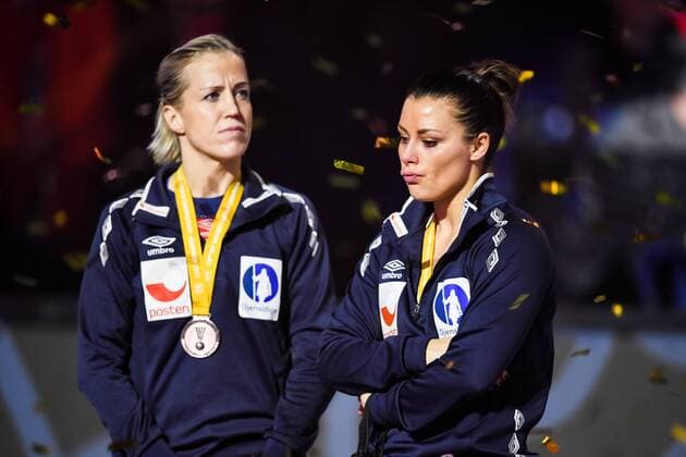 Handball, WM, Damen, Norwegen verliert Finale 171217 Norges Heidi Loke och Nora Mork deppar efter finalen mellan Frankrike och Norge under handbolls-VM den 17 december 2017 i Hamburg. Copyright: CARLxSANDIN BB171217CS183