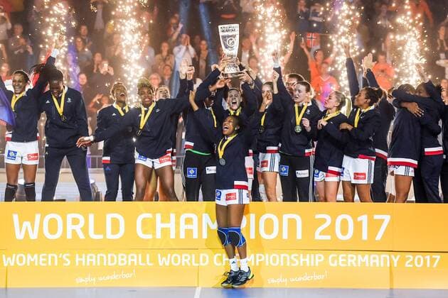 Themen der Woche - SPORT Themen der Woche - SPORT Bilder des Tages - SPORT Handball, WM, Damen, Siegerehrung 171217 Frankrikes Grace Zaadi jublar med pokalen efter finalen mellan Frankrike och Norge under handbolls-VM den 17 december 2017 i Hamburg. Copyright: CARLxSANDIN BB171217CS184