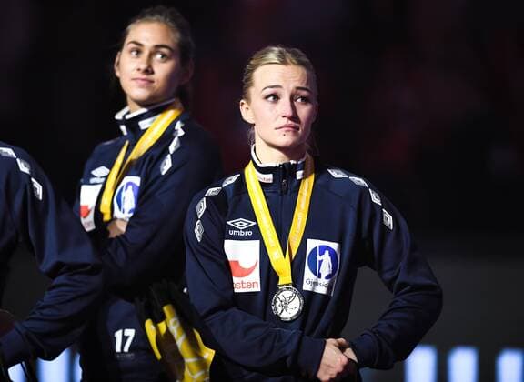 Handball, WM, Damen, Norwegen verliert Finale 171217 Norges Stine Bredal Oftedal deppar efter finalen mellan Frankrike och Norge under handbolls-VM den 17 december 2017 i Hamburg. Copyright: CARLxSANDIN BB171217CS186