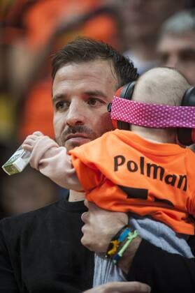 Schweden_Niederlande 21:24 17.12.2017, Barclecard Arena, Hamburg, Handball WM der Frauen, Schweden_Neiderlande 21:24, im Bild: Rafael van der Vaart mit Tochter Jesslynn haben Partnerin Estavana Polman zugesehen Â