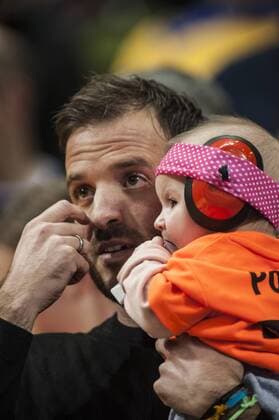 Bilder des Tages - SPORT Schweden_Niederlande 21:24 17.12.2017, Barclecard Arena, Hamburg, Handball WM der Frauen, Schweden_Neiderlande 21:24, im Bild: Rafael van der Vaart mit Tochter Jesslynn haben Partnerin Estavana Polman zugesehen Â