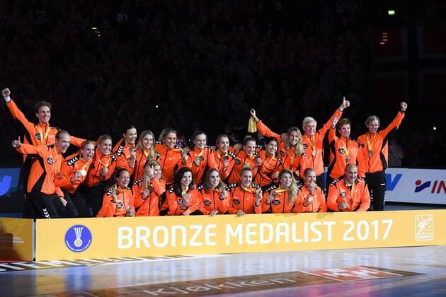 Handball, WM, Damen, Siegerehrung GER, IHF WM 2017, Finale, Frankreich vs Norwegen 17.12.17, Barcleycard Arena Hamburg, GER, IHF WM 2017, Finale, Frankreich vs Norwegen, im Bild Bronze geht an die Niederlaendische Mannschaft
