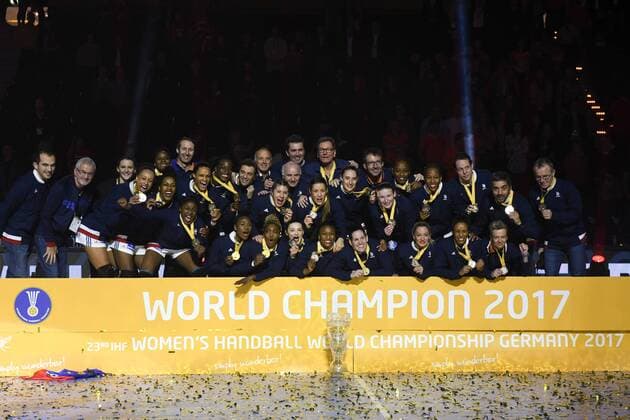 Handball, WM, Damen, Siegerehrung GER, IHF WM 2017, Finale, Frankreich vs Norwegen 17.12.17, Barcleycard Arena Hamburg, GER, IHF WM 2017, Finale, Frankreich vs Norwegen, im Bild die Franzoesische Mannschaft jubelt ueber den Weltmeistertitel und den Sieg