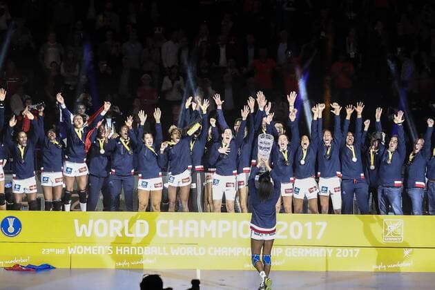 Handball, WM, Damen, Siegerehrung Sieger Frankreich, Goldmedaille Hamburg Hamburg Deutschland Barclaycard Arena Copyright: xAgentur54Gradx xSpeedphotosx
