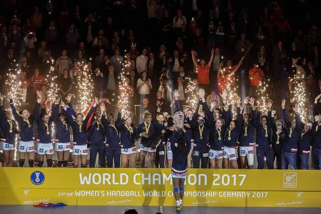 Handball, WM, Damen, Siegerehrung Sieger Frankreich, Goldmedaille Hamburg Hamburg Deutschland Barclaycard Arena Copyright: xAgentur54Gradx xSpeedphotosx