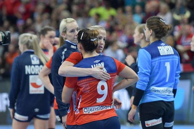 Handball, WM, Damen, Norwegen verliert Finale GER, IHF WM 2017, Finale, Frankreich vs Norwegen 17.12.17, Barcleycard Arena Hamburg, GER, IHF WM 2017, Finale, Frankreich vs Norwegen, im Bild die Norwegische Mannschaft gewinnt nur den Silbertitel und ist enttaeuscht