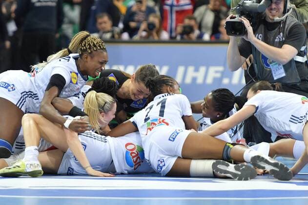 Handball, WM, Damen, Frankreich ist Weltmeister GER, IHF WM 2017, Finale, Frankreich vs Norwegen 17.12.17, Barcleycard Arena Hamburg, GER, IHF WM 2017, Finale, Frankreich vs Norwegen, im Bild die Franzoesische Mannschaft jubelt ueber den Weltmeistertitel und den Sieg