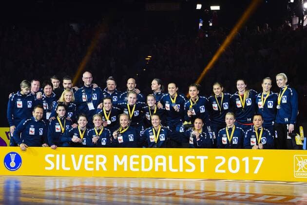 Handball, WM, Damen, Siegerehrung 171217 Norges spelare med silvermedaljerna efter finalen mellan Frankrike och Norge under handbolls-VM den 17 december 2017 i Hamburg. Copyright: CARLxSANDIN BB171217CS188