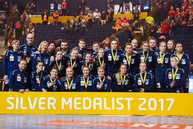 Handball, WM, Damen, Siegerehrung 171217 Norges spelare med silvermedaljerna efter finalen mellan Frankrike och Norge under handbolls-VM den 17 december 2017 i Hamburg. Copyright: CARLxSANDIN BB171217CS189