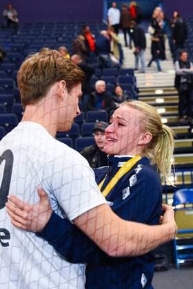 Handball, WM, Damen, Norwegen verliert Finale 171217 Norges Stine Bredal Oftedal med pojkvännen Rune Dahmke efter finalen mellan Frankrike och Norge under handbolls-VM den 17 december 2017 i Hamburg. Copyright: CARLxSANDIN BB171217CS190