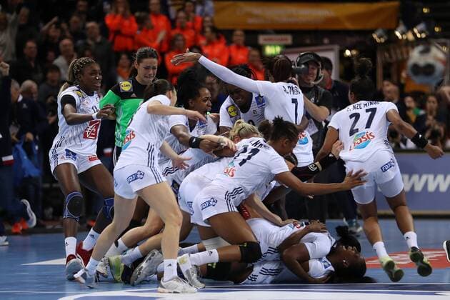 Handball, WM, Damen, Frankreich ist Weltmeister Frankreich - Norwegen, 23. IHF Handball-Weltmeisterschaft der Frauen; Hamburg, 17.12.17 Hamburg, 17.12.17, Handball, 23. IHF Handball-Weltmeisterschaft der Frauen, Finale, Frankreich - Norwegen : Jubel nach Sieg