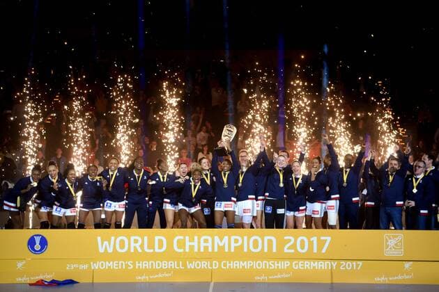 Handball, WM, Damen, Frankreich ist Weltmeister 171217 Frankrikes spelare jublar med pokalen efter finalen mellan Frankrike och Norge under handbolls-VM den 17 december 2017 i Hamburg. Copyright: CARLxSANDIN BB171217CS193