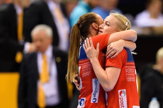 Handball, WM, Damen, Norwegen verliert Finale 171217 Norges Camilla Herrem kramar om Stine Bredal Oftedal efter finalen mellan Frankrike och Norge under handbolls-VM den 17 december 2017 i Hamburg. Copyright: CARLxSANDIN BB171217CS198