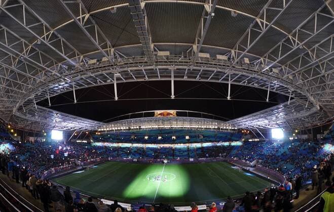 Fußball, 1. Bundesliga 2017 2018, 17. Spieltag, RB Leipzig vs. Hertha BSC (17.12.2017) Die RB-Spieler bedanken sich nach dem Spiel mit einer Lichtshow und einer Rede von Willi Orban von den Fans in der Red-Bull-Arena. Leipzig Sachsen Deutschland *** Football 1 Bundesliga 2017 2018 17 Matchday RB Leipzig vs Hertha BSC 17 12 2017 The RB players thank the fans after the game with a light show and a speech by Willi Orban from the fans in the Red Bull Arena Leipzig Saxony Germany