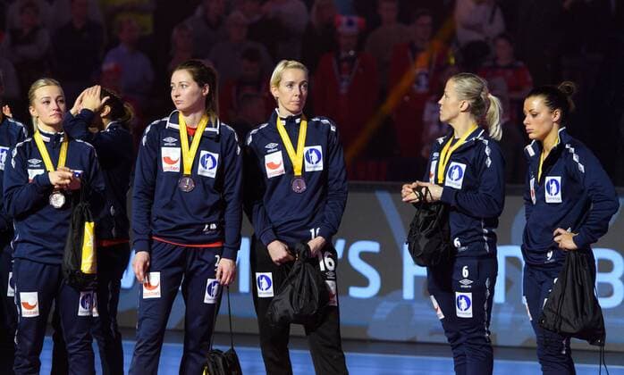 Handball, WM, Damen, Norwegen verliert Finale 171217 Norges Stine Bredal Oftedal, Sanna Charlotte Solberg, malvakt Katrine Lunde, Heidi Loke och Nora Mork deppar med sina medaljer efter finalen mellan Frankrike och Norge under handbolls-VM den 17 december 2017 i Hamburg. Copyright: CARLxSANDIN BB171217CS204