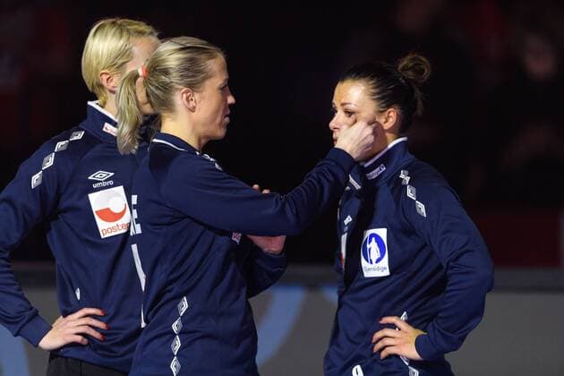 Handball, WM, Damen, Norwegen verliert Finale 171217 Norges Heidi Loke torkar en tar fran Nora Mork deppar efter finalen mellan Frankrike och Norge under handbolls-VM den 17 december 2017 i Hamburg. Copyright: CARLxSANDIN BB171217CS205