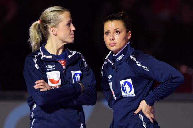 Handball, WM, Damen, Norwegen verliert Finale 171217 Norges Heidi Loke och Nora Mork deppar efter finalen mellan Frankrike och Norge under handbolls-VM den 17 december 2017 i Hamburg. Copyright: CARLxSANDIN BB171217CS206