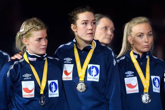 Handball, WM, Damen, Norwegen verliert Finale 171217 Norges Veronica Egebakken Kristiansen, Kari Brattset och Emilie Christensen med sina medaljer efter finalen mellan Frankrike och Norge under handbolls-VM den 17 december 2017 i Hamburg. Copyright: CARLxSANDIN BB171217CS207