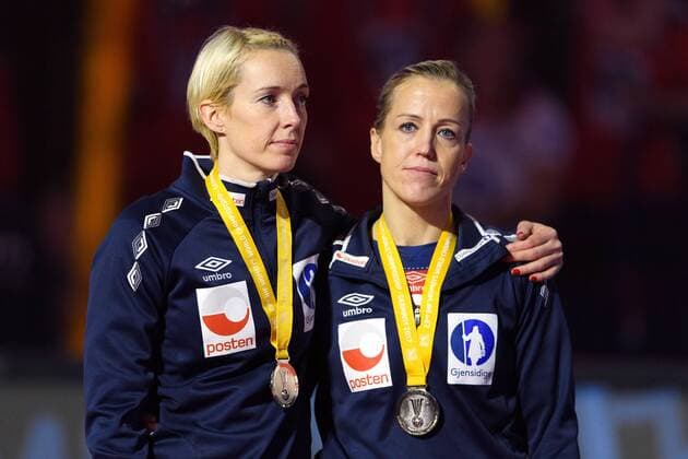 Handball, WM, Damen, Norwegen verliert Finale 171217 Norges malvakt Katrine Lunde och Heidi Loke med sina medaljer efter finalen mellan Frankrike och Norge under handbolls-VM den 17 december 2017 i Hamburg. Copyright: CARLxSANDIN BB171217CS208
