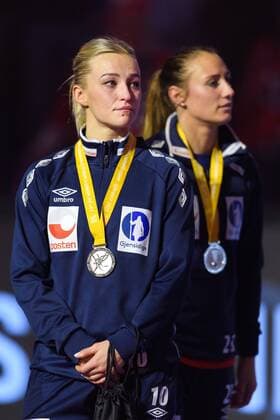 Handball, WM, Damen, Norwegen verliert Finale 171217 Norges Stine Bredal Oftedal med sin medalj efter finalen mellan Frankrike och Norge under handbolls-VM den 17 december 2017 i Hamburg. Copyright: CARLxSANDIN BB171217CS209