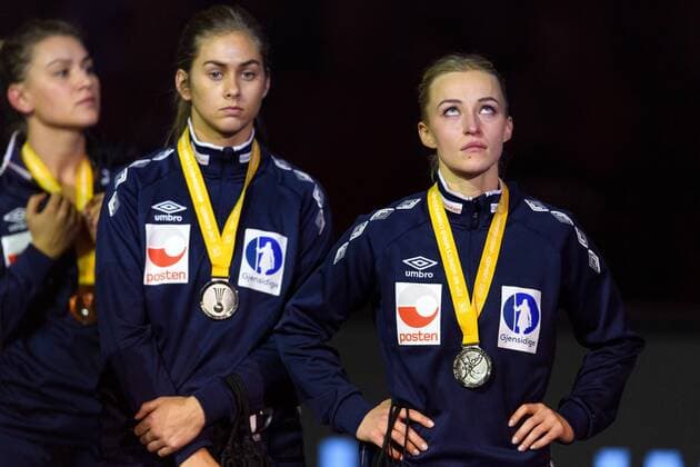 Handball, WM, Damen, Norwegen verliert Finale 171217 Norges Helena Gigstad Fauske och Stine Bredal Oftedal med sin medalj efter finalen mellan Frankrike och Norge under handbolls-VM den 17 december 2017 i Hamburg. Copyright: CARLxSANDIN BB171217CS210