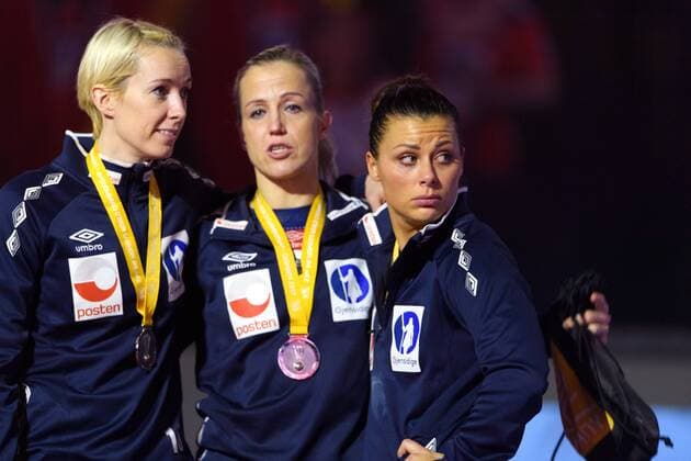 Handball, WM, Damen, Norwegen verliert Finale 171217 Norges malvakt Katrine Lunde, Heidi Loke och Nora Mork med sina medaljer efter finalen mellan Frankrike och Norge under handbolls-VM den 17 december 2017 i Hamburg. Copyright: CARLxSANDIN BB171217CS211