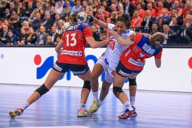 Deutschland, Hamburg , Barcleycard Arena , Handball , Weltmeisterschaft der Frauen , Finale , Frankreich - Norwegen Estelle Nze Minko ( FRA ) Kari Brattset Stine Ruscetta Skogrand ( NOR )