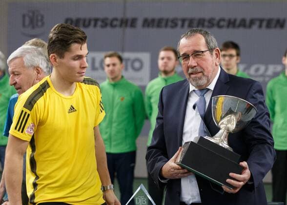 Sieger DANIEL MASUR und DTB Vize Praesident Thomas Heil, Siegerehrung Copyright: xJuergenxHasenkopfx