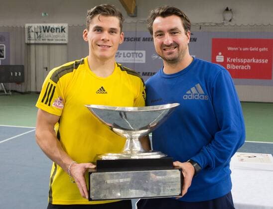 Sieger DANIEL MASUR und Trainer Lars Uebel halten den Pokal, Siegerehrung Copyright: xJuergenxHasenkopfx