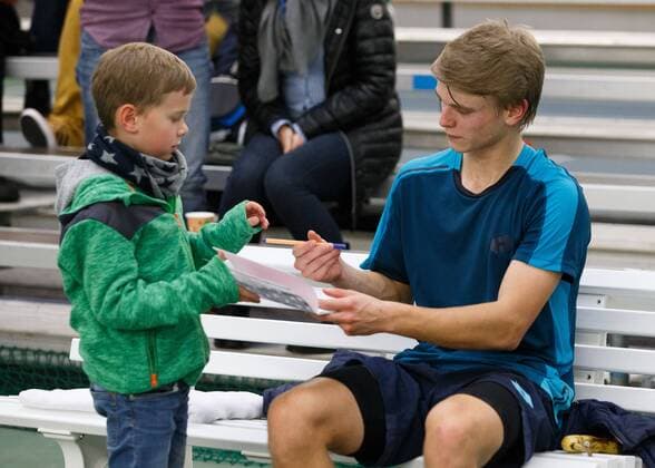 MARVIN MOELLER schreibt Autogramm fuer kleinen Jungen, Siegerehrung Copyright: xJuergenxHasenkopfx