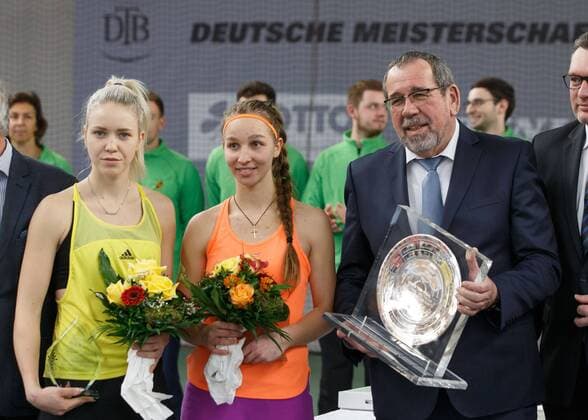 Siegerin TAMARA KORPATSCH und Finalistin KATHARINA HOBGARSKI und DTB Vize Praesident Thomas Heil, Siegerehrung Copyright: xJuergenxHasenkopfx