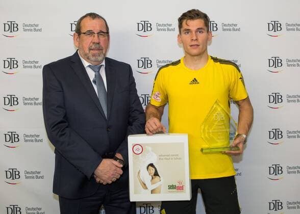 Sieger DANIEL MASUR und DTB Vize Praesident Thomas Heil, Siegerehrung Copyright: xJuergenxHasenkopfx