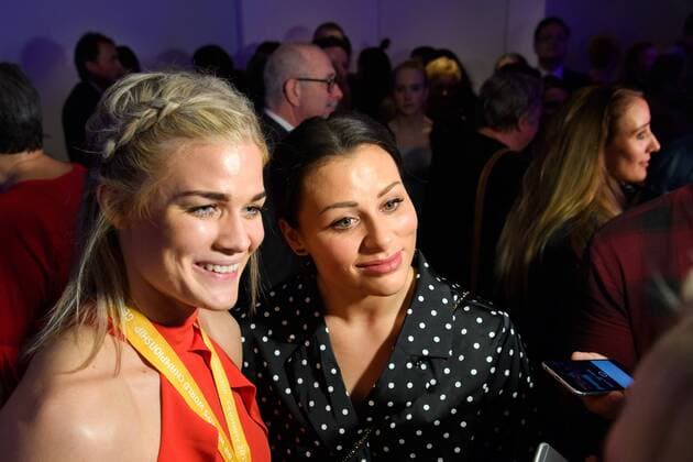171217 Veronica Egebakken Kristiansen och Nora Mork blir intervjuade pa den norska festen efter finalen under handbolls-VM den 17 december 2017 i Hamburg. Copyright: CARLxSANDIN BB171217CS231