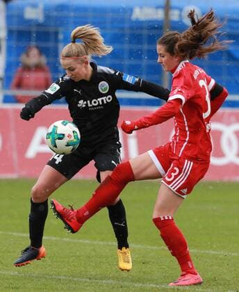 Sara Däbritz (re.) (FC Bayern München) gegen Jackie Groenen (1. FFC Frankfurt) Frauenfussball 1. BL 17.12.2017 Grünwalderstadion FC Bayern München -1. FFC Frankfurt