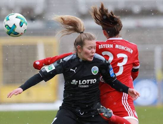 Margarita Gidion (vorne) (1. FFC Frankfurt) gegen Sara Däbritz (FC Bayern München) Frauenfussball 1. BL 17.12.2017 Grünwalderstadion FC Bayern München -1. FFC Frankfurt