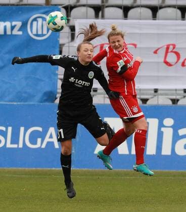 Dominika Skorvankova (re.) (FC Bayern München) gegen Tanja Pawollek (1. FFC Frankfurt) Frauenfussball 1. BL 17.12.2017 Grünwalderstadion FC Bayern München -1. FFC Frankfurt