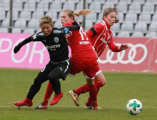 Melanie Leupolz und Carina Wenninger (FC Bayern München) gegen Kumi Yokoyama (1. FFC Frankfurt) Frauenfussball 1. BL 17.12.2017 Grünwalderstadion FC Bayern München -1. FFC Frankfurt