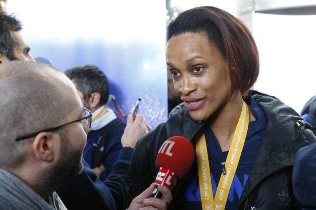 Allison Pineau HANDBALL : Retour de l equipe de France feminine de Handball - Roissy CDG - 18 12 2017 MichaelBaucher Panoramic 