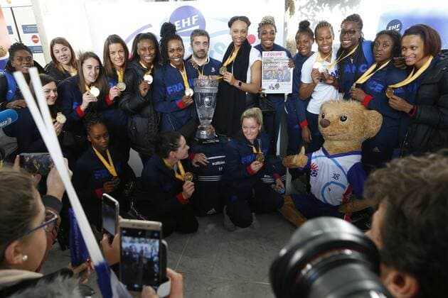 Bilder des Tages - SPORT joueuses de l equipe de France feminine HANDBALL : Retour de l equipe de France feminine de Handball - Roissy CDG - 18 12 2017 MichaelBaucher Panoramic 