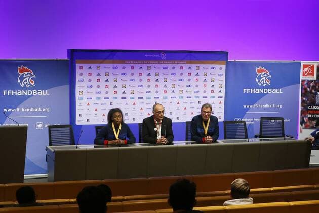 Siraba Dembele - Joel Delplanque (President de la Federation Francaise de Handball) - Olivier Krumbholz HANDBALL : Conference de presse de l equipe de France feminine de Handball - Roissy CDG - 18 12 2017 MichaelBaucher Panoramic 