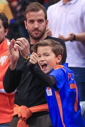 Deutschland, Hamburg , Barcleycard Arena , Handball , Weltmeisterschaft der Frauen , Spiel um Platz 3 , Schweden - Niederlande , Raffael van der Vaart mit Sohn Damian ( NED ) feuern Estavana Polman ( NED nicht im Bild ) an