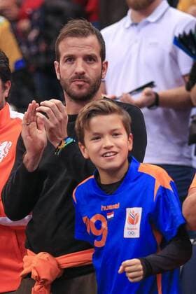 Deutschland, Hamburg , Barcleycard Arena , Handball , Weltmeisterschaft der Frauen , Spiel um Platz 3 , Schweden - Niederlande , Raffael van der Vaart mit Sohn Damian ( NED ) feuern Estavana Polman ( NED nicht im Bild ) an