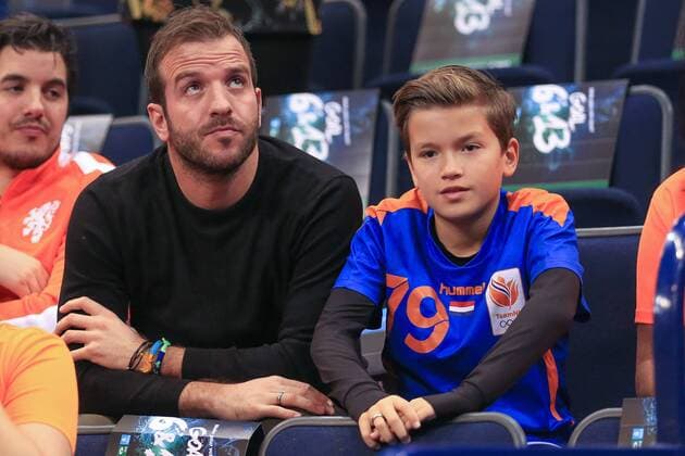 Deutschland, Hamburg , Barcleycard Arena , Handball , Weltmeisterschaft der Frauen , Spiel um Platz 3 , Schweden - Niederlande , Raffael van der Vaart mit Sohn Damian ( NED )