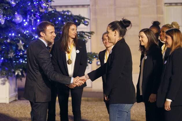 Emmanuel Macron felicite les Handballeuses Francaises HANDBALL : Emmanuel Macron recoit les Handballeuses Francaises a l Elysee - 18 12 2017 MichaelBaucher Panoramic 