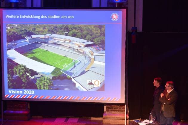 Fußball, Stadiongeschichte Wuppertaler SV GER, Regionalliga West, Wuppertaler SV Praesentation 2020 18.12.2017, GER, Regionalliga West, Wuppertaler SV Praesentation 2020, im Barmer Bahnhof wurde den Fans und Gaesten das Projekt WSV 2020 mit neuem Stadion praesentiert. Hier mit dem Architekten Antonio Quintilani ( rechts ) und dem Investor Thilo Kuepper