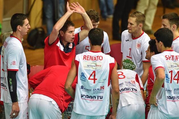 Hapoel Head Coach Noam Katz instructs his players during the 2018 CEV Volleyball Champions League - Men, 3rd Round, qualification match VK Jihostroj Ceske Budejovice vs Hapoel Mate-Asher Akko in Ceske Budejovice, Czech Republic, on December 20, 2017. (CTKxPhoto VaclavxPancer) CTKPhotoP201712200929101 