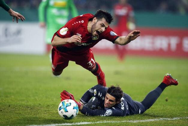 Mönchengladbach, Deutschland, DFB-Pokal Achtelfinale Borussia Mönchengladbach : Bayer Leverkusen 0-1 am 20.12.2017 im Stadion Borussia Park in Mönchengladbach Torwart Yann SOMMER (MG) re.- bringt Kevin VOLLAND (LEV) li.- zu Fall *** Mönchengladbach Germany DFB Cup last final Borussia Mönchengladbach Bayer Leverkusen 0 1 20 12 2017 in the Stadion Borussia-Park in Mönchengladbach goalkeeper Yann summer MG re brings Kevin VOLLAND LEV li case