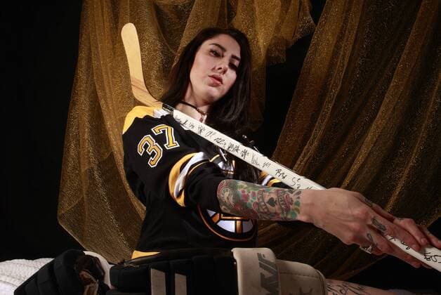 MANCHGESTER, NH - DECEMBER 12: Model Alexandra Lyn poses for a Boston Bruins Themed Portrait Session on December 12, 2017, in Manchester, NH. (Photo by Fred Kfoury III Icon Sportswire) NHL Eishockey Herren USA DEC 12 Boston Bruins Themed Portrait Session Icon482171212029 EDITORIAL USE ONLY